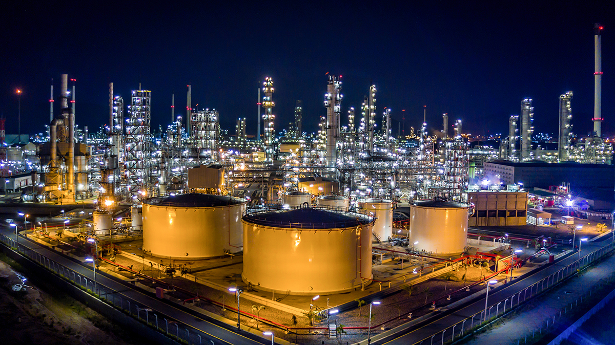 Aerial saib roj refinery, refinery cog, refinery Hoobkas;Shutterstock ID 609092363;PIB: 263650432;Tus neeg siv khoom: aa850bdf-853b-42bc-bd25-1f2e88543843